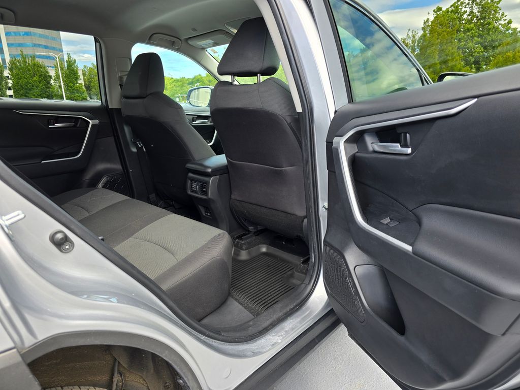 Vehicle image 18 of 31