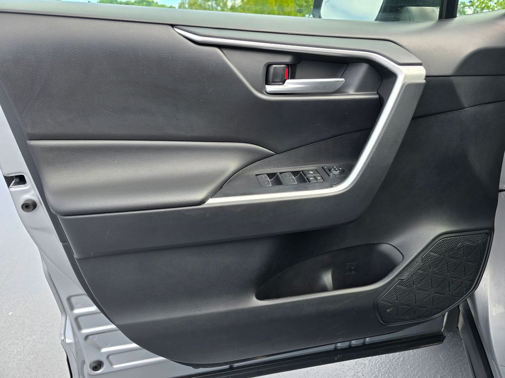 Vehicle image 28 of 31