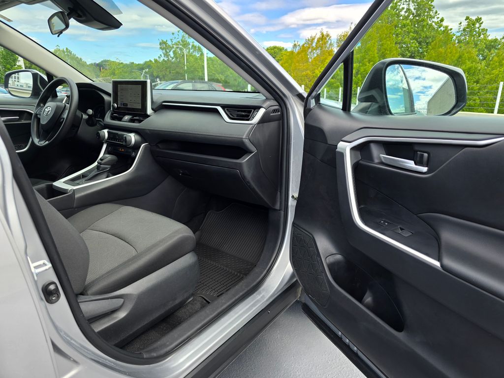 Vehicle image 21 of 31