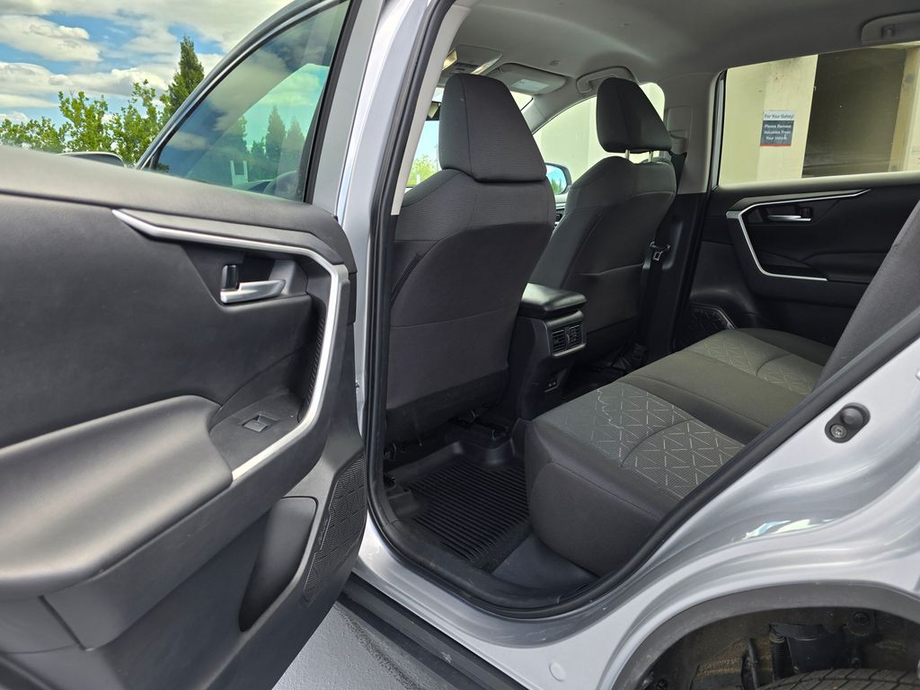 Vehicle image 19 of 31