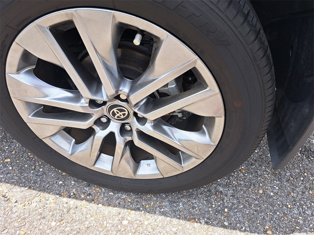 Vehicle image 28 of 30