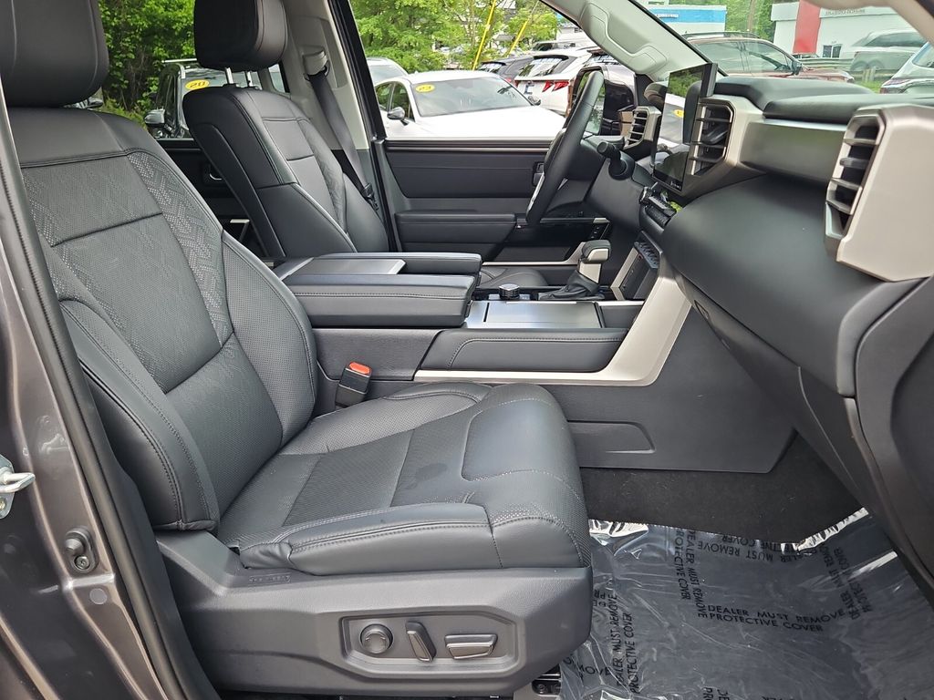 Vehicle image 19 of 43