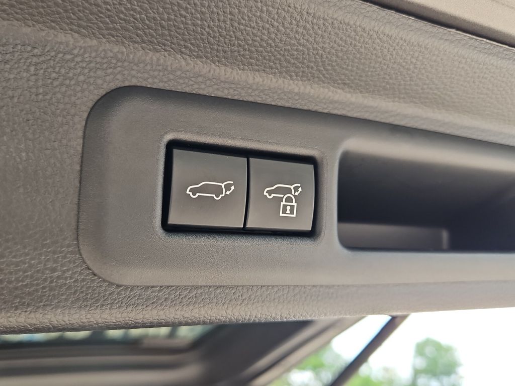 Vehicle image 34 of 43