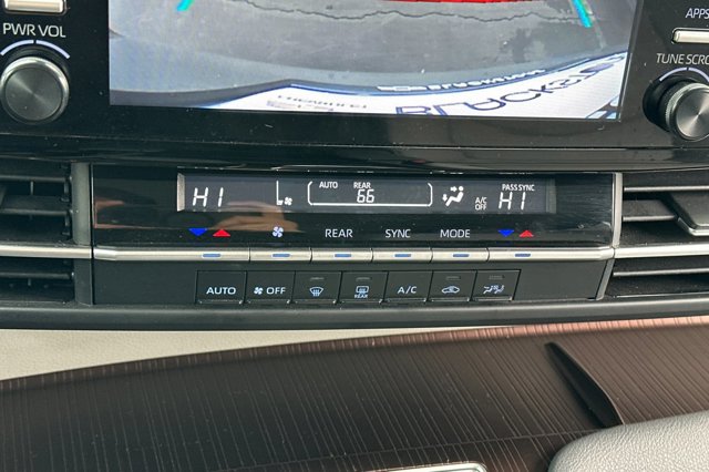 Vehicle image 21 of 29
