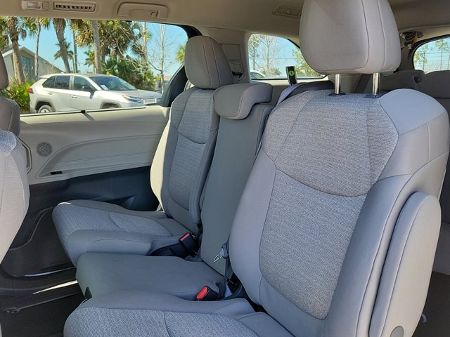Vehicle image 15 of 31