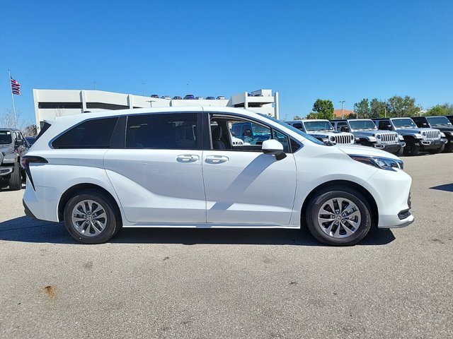 Vehicle image 5 of 31