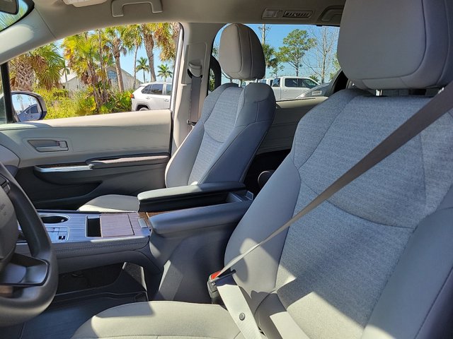 Vehicle image 23 of 31