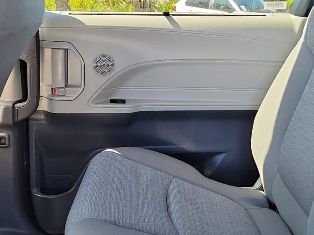 Vehicle image 17 of 31