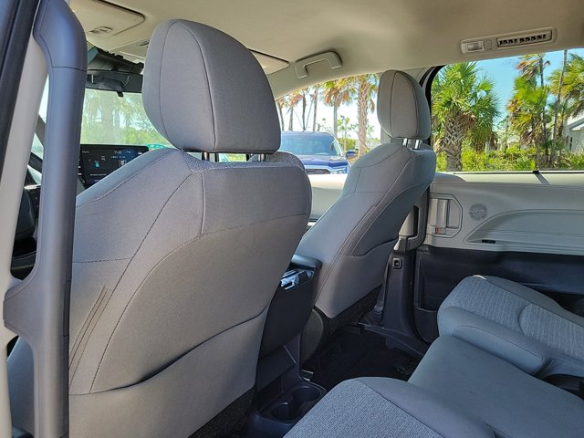 Vehicle image 16 of 31