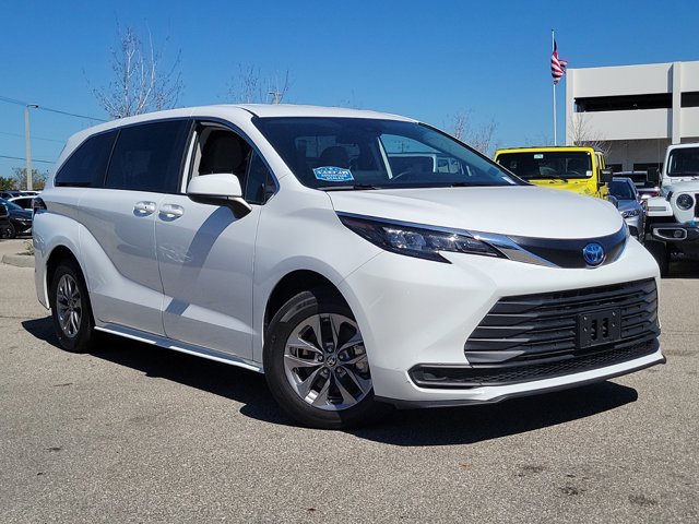 Vehicle image 3 of 31