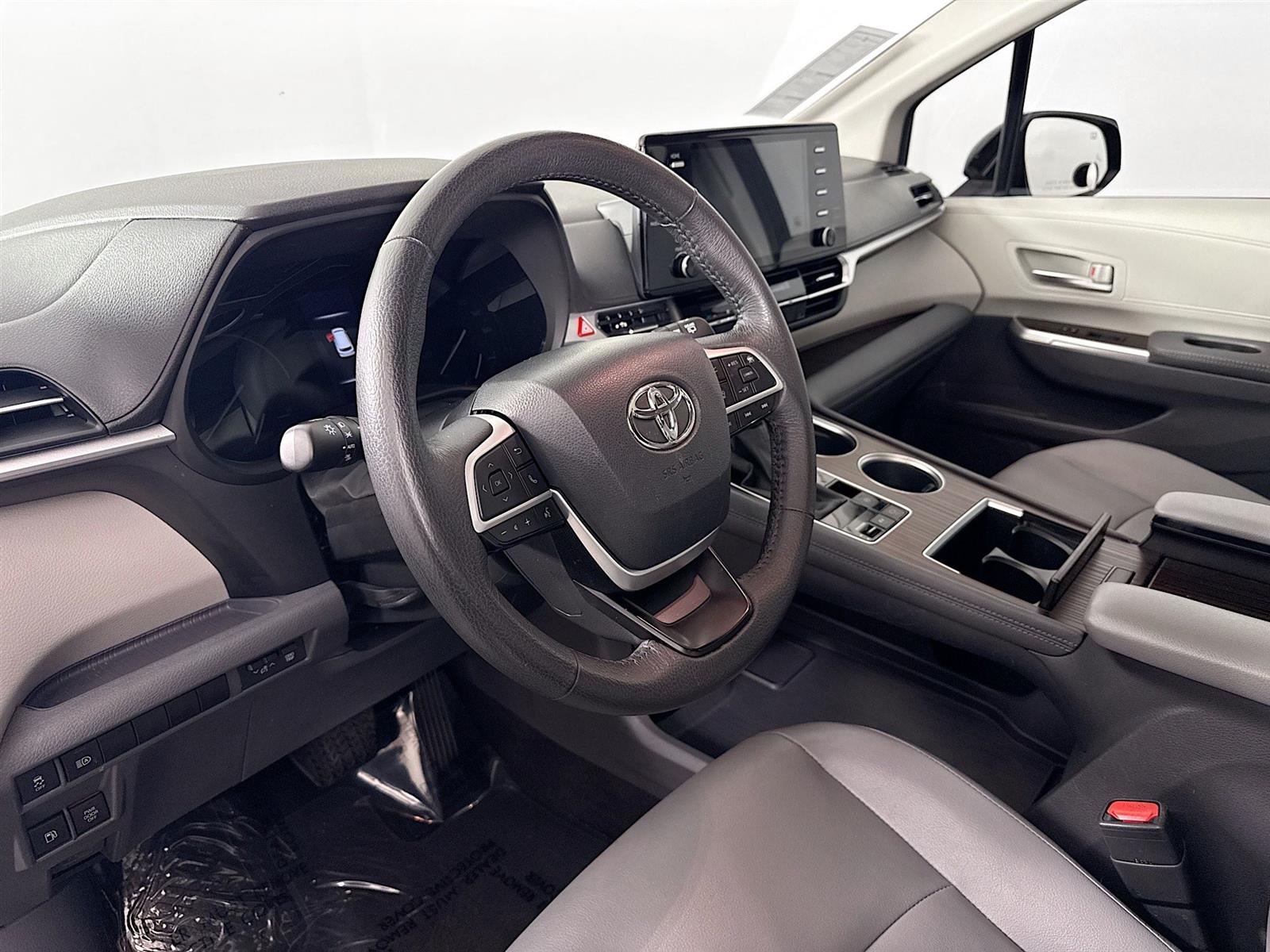 Vehicle image 15 of 47