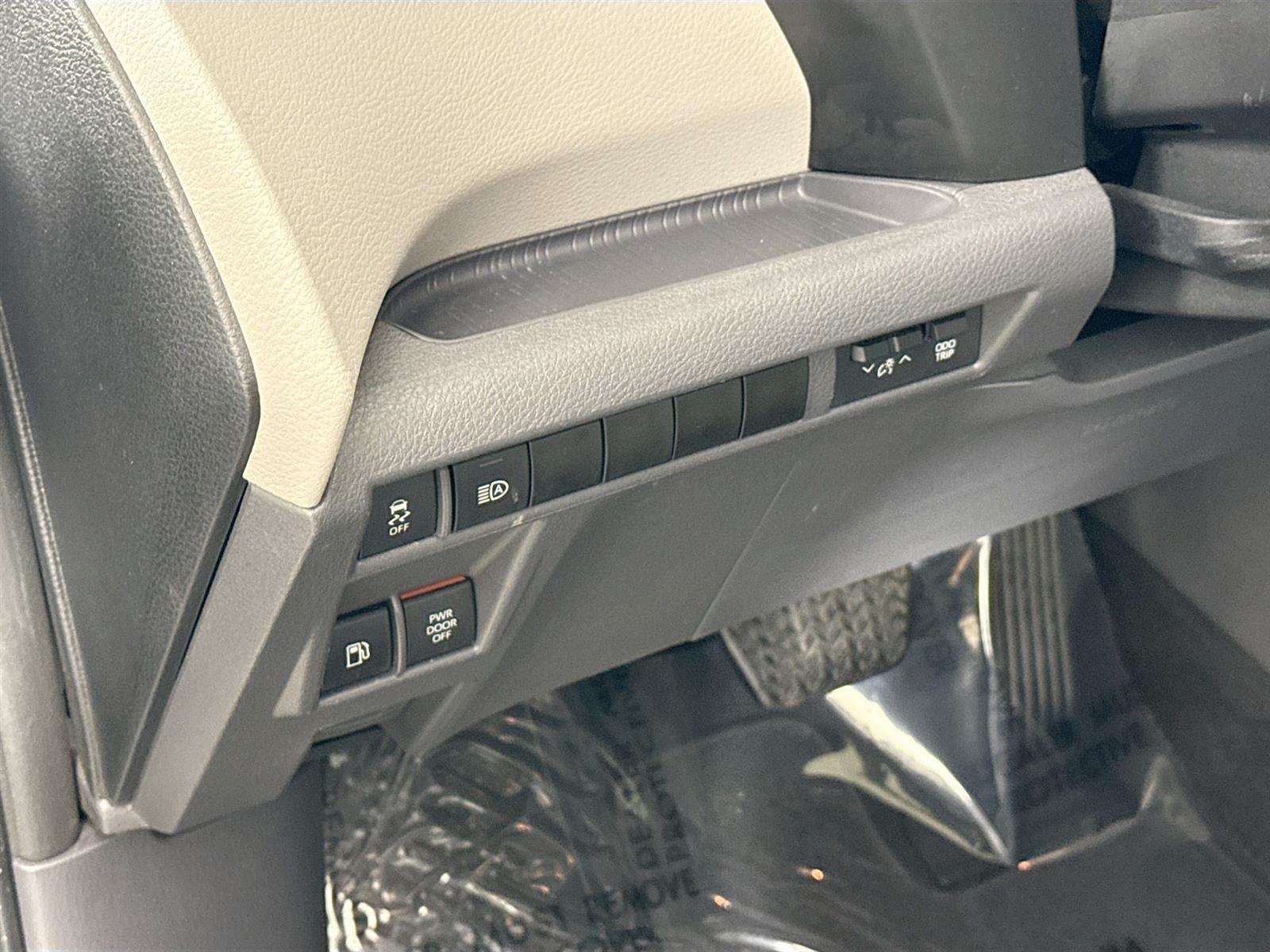 Vehicle image 16 of 47