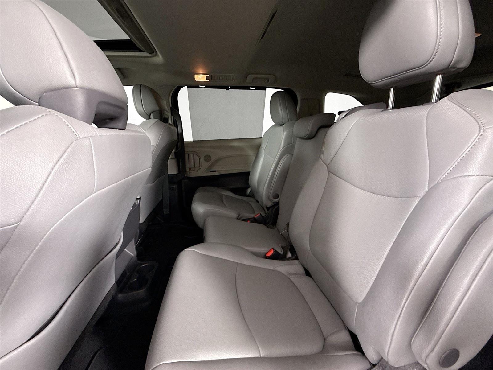 Vehicle image 33 of 47