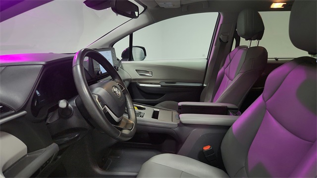 Vehicle image 17 of 26