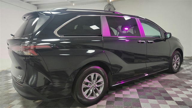 Vehicle image 7 of 26