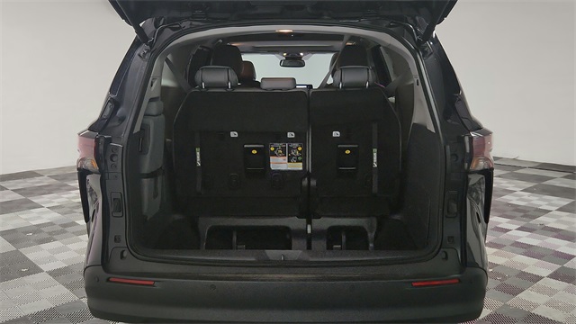 Vehicle image 21 of 26