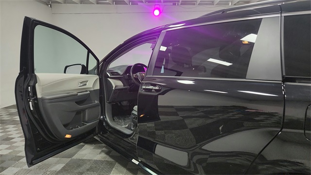 Vehicle image 18 of 26