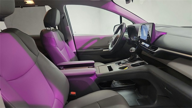 Vehicle image 23 of 26