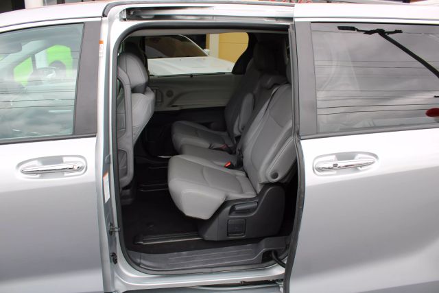 Vehicle image 28 of 39