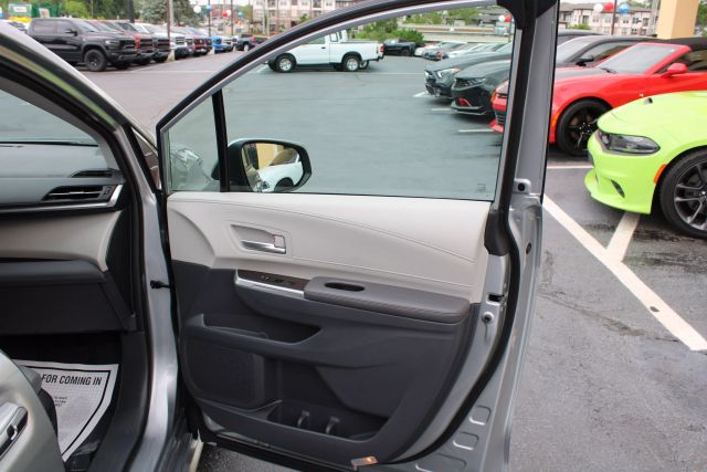 Vehicle image 31 of 39