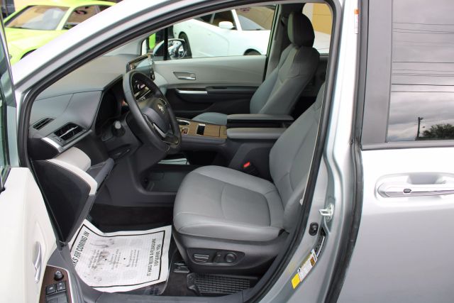 Vehicle image 12 of 39