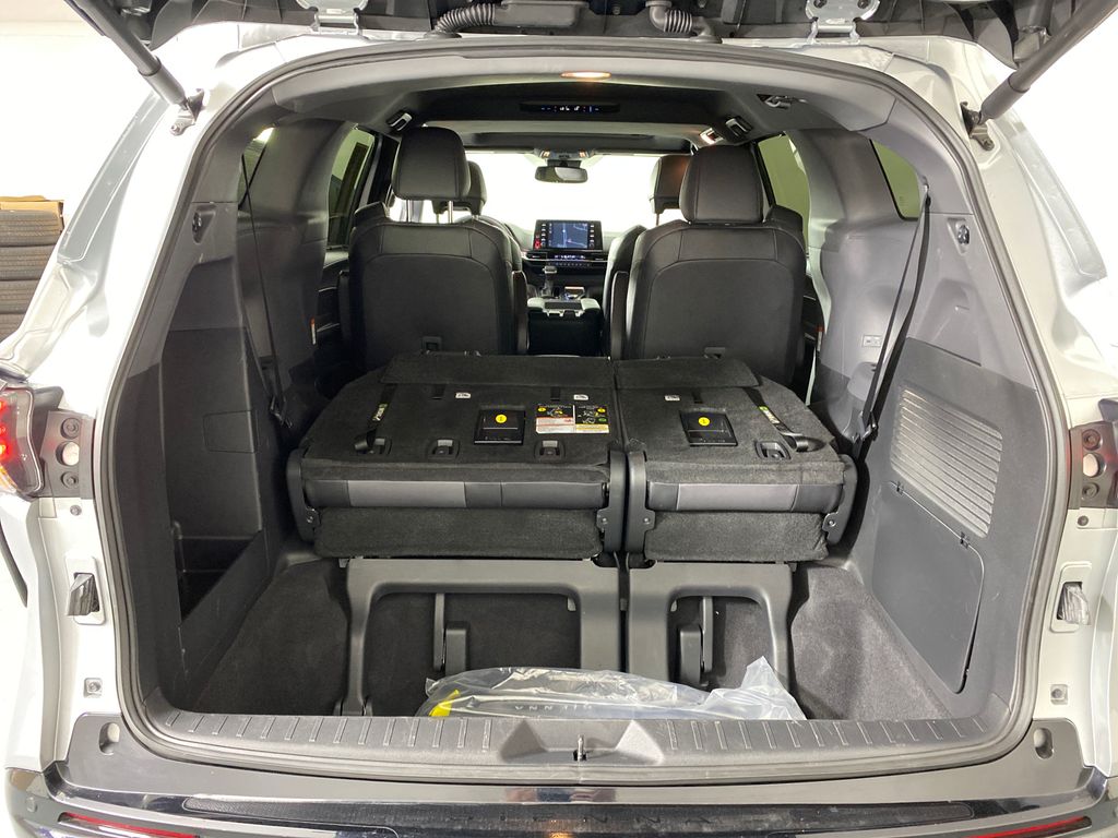 Vehicle image 32 of 50