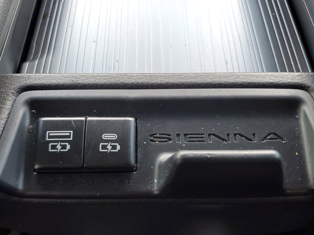 Vehicle image 18 of 40