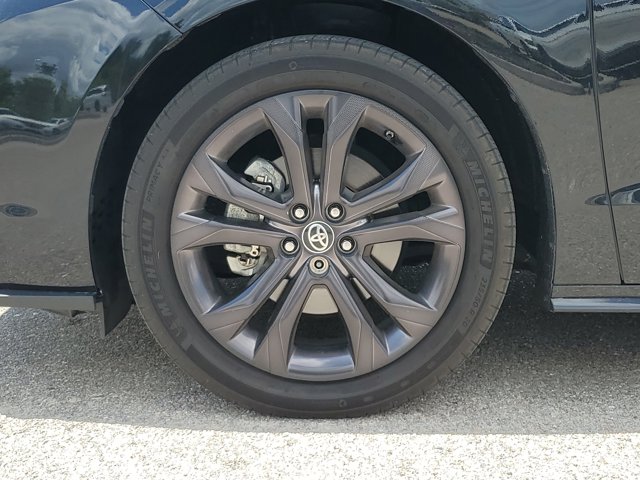 Vehicle image 10 of 40