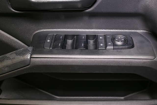 Vehicle image 33 of 50