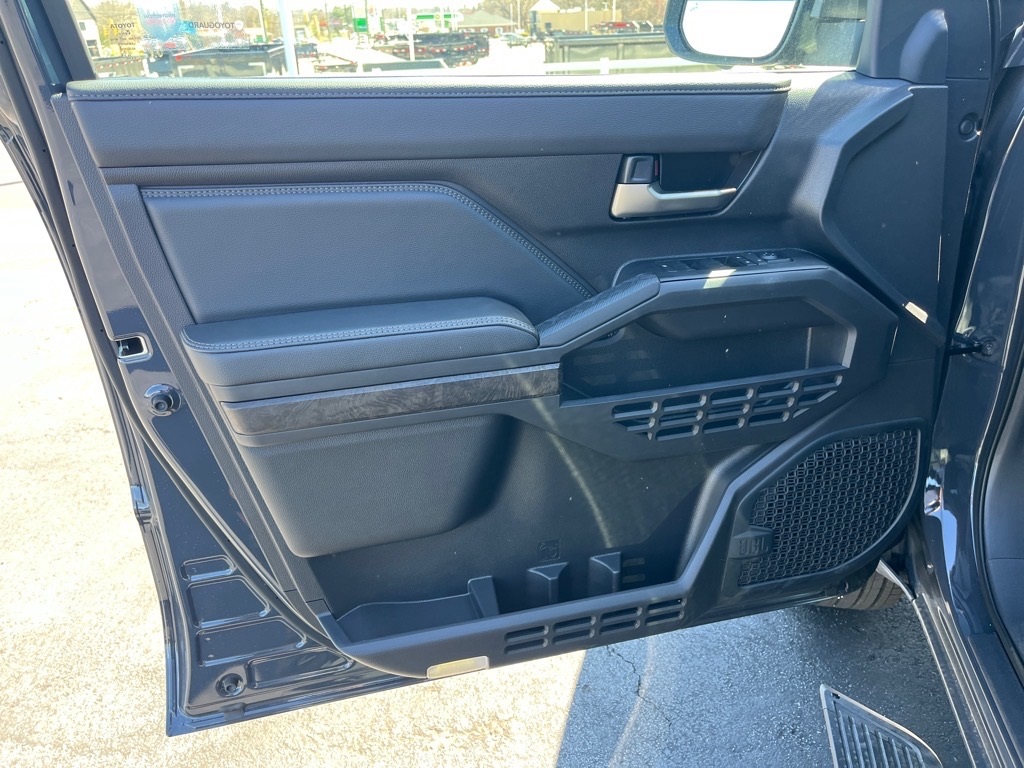 Vehicle image 25 of 32