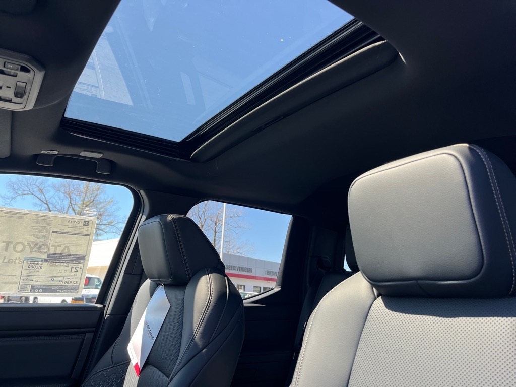 Vehicle image 28 of 32