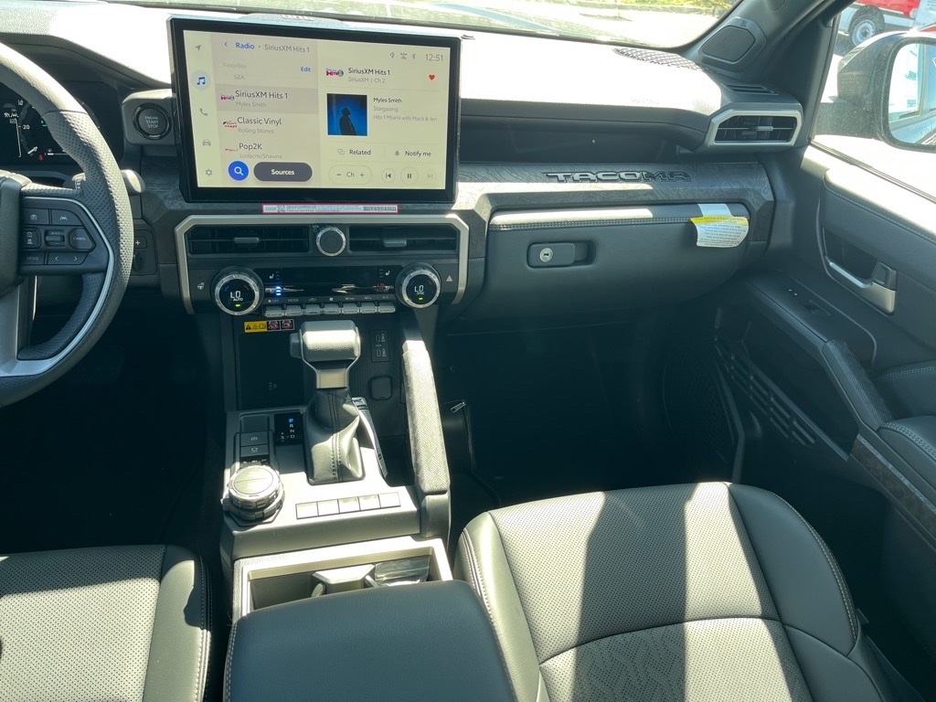 Vehicle image 10 of 32
