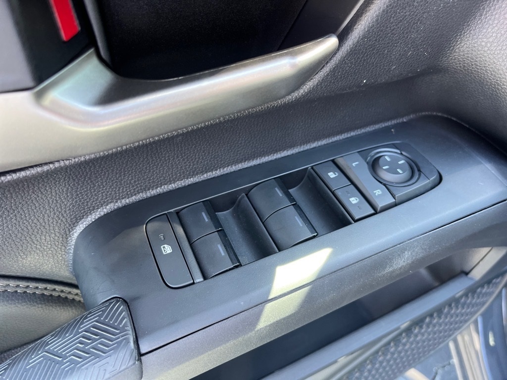Vehicle image 26 of 32