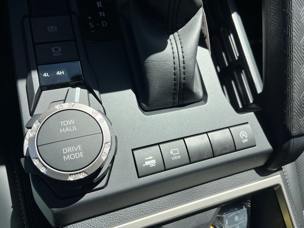 Vehicle image 23 of 32