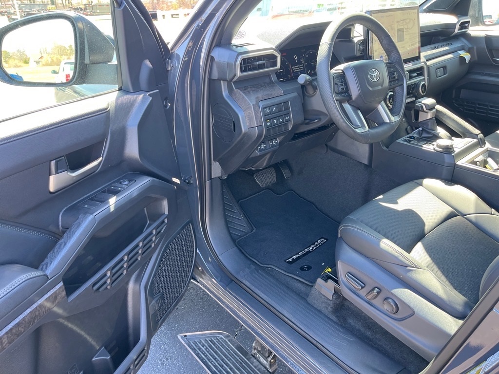 Vehicle image 24 of 32