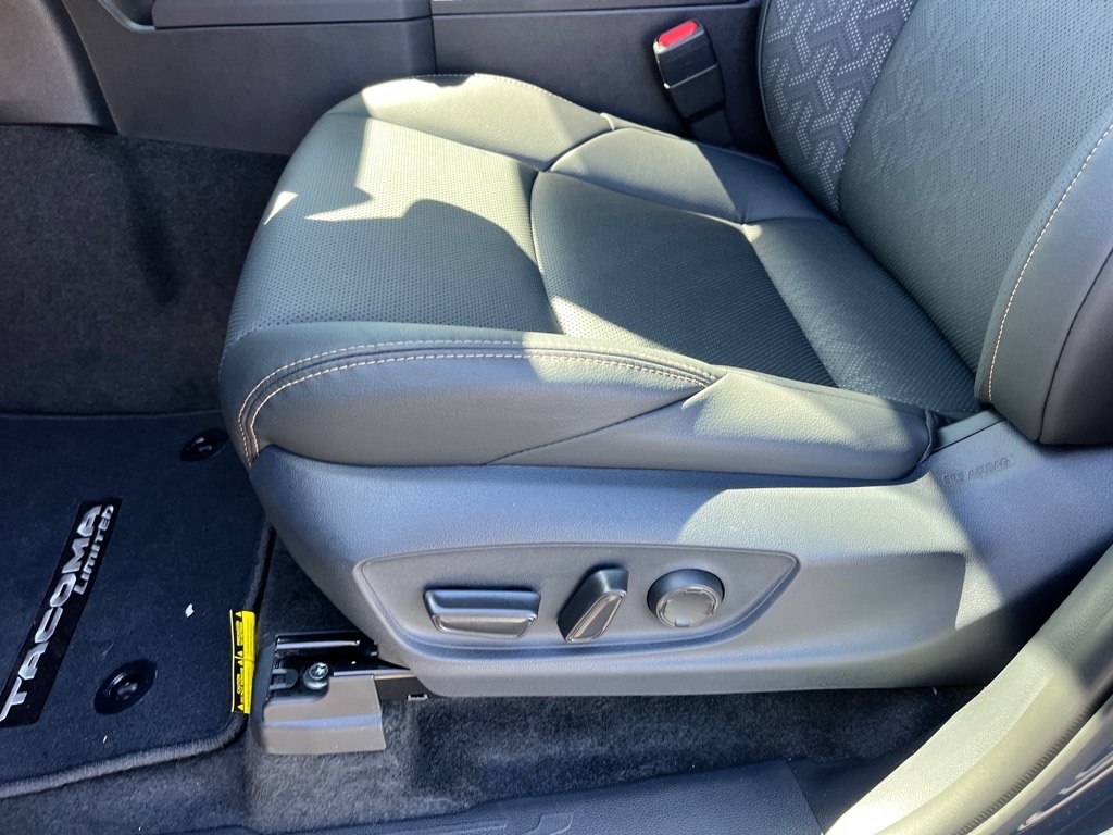 Vehicle image 27 of 32