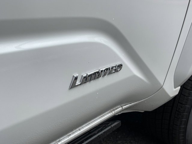 Vehicle image 6 of 32