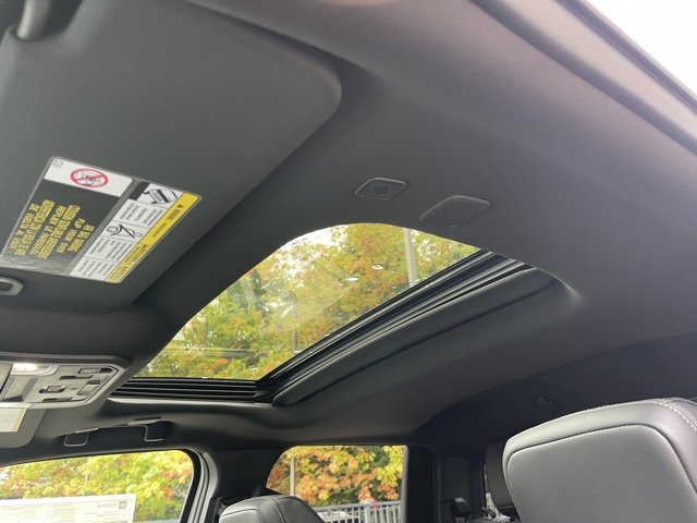 Vehicle image 18 of 32