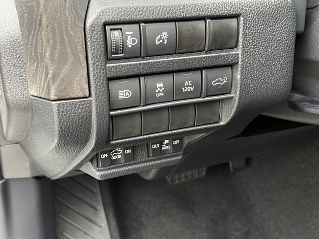 Vehicle image 17 of 32