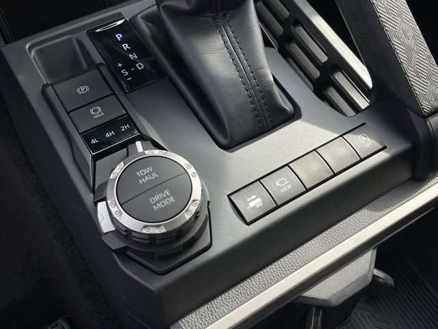 Vehicle image 25 of 31