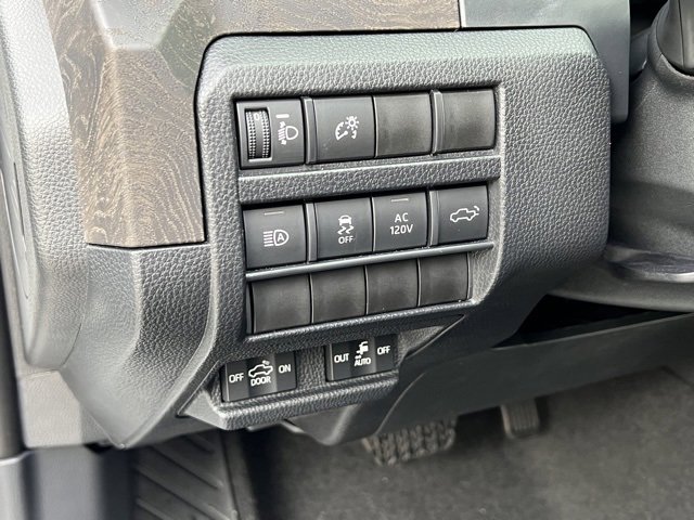 Vehicle image 17 of 34