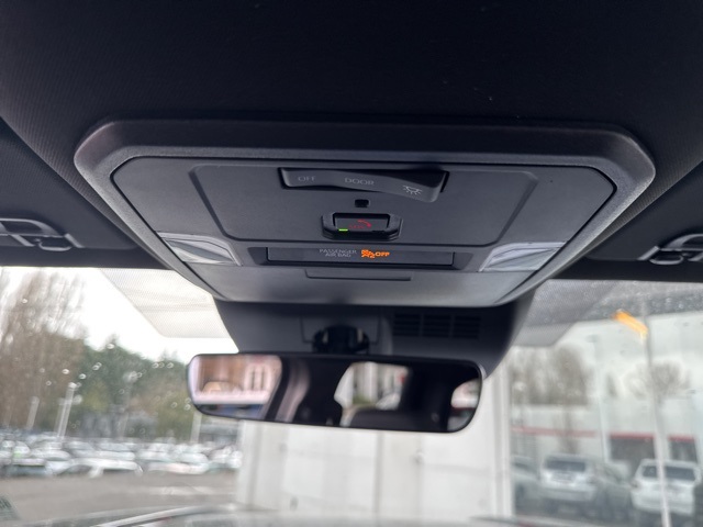 Vehicle image 18 of 20