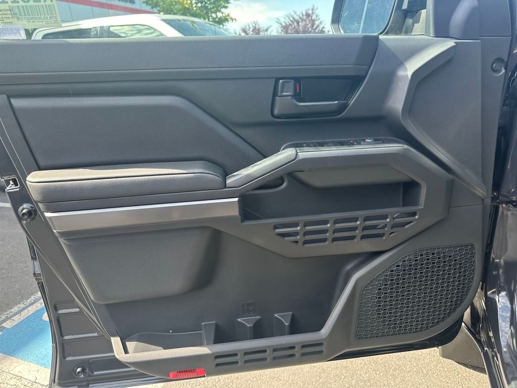 Vehicle image 23 of 28