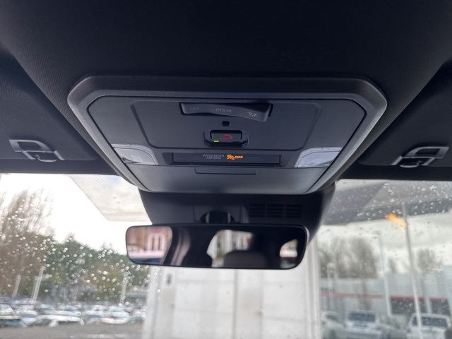 Vehicle image 17 of 20