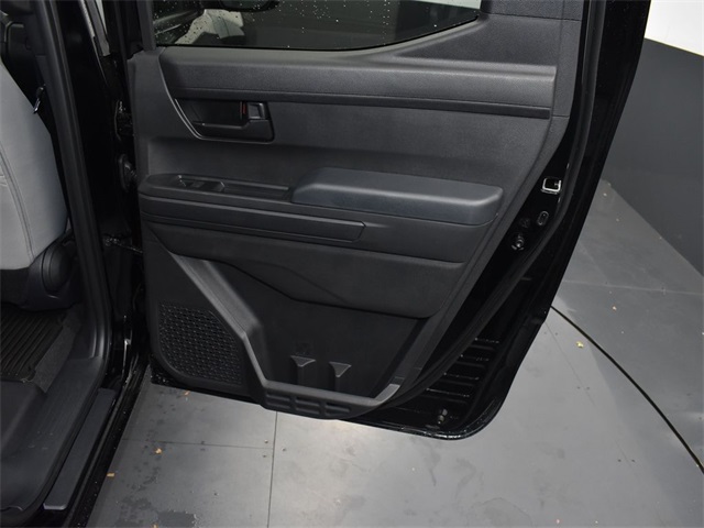 Vehicle image 32 of 42