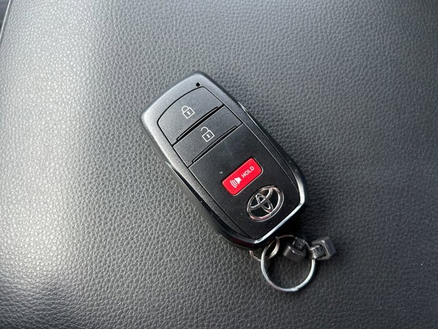 Vehicle image 33 of 37