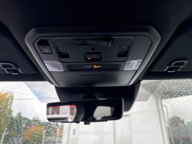 Vehicle image 18 of 21