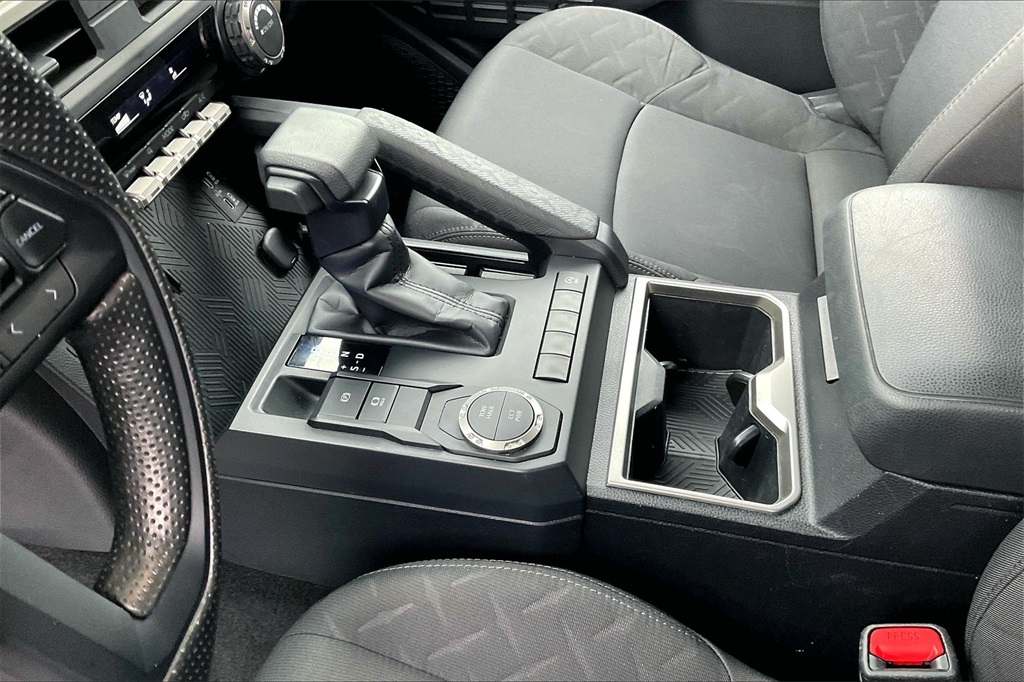 Vehicle image 17 of 32