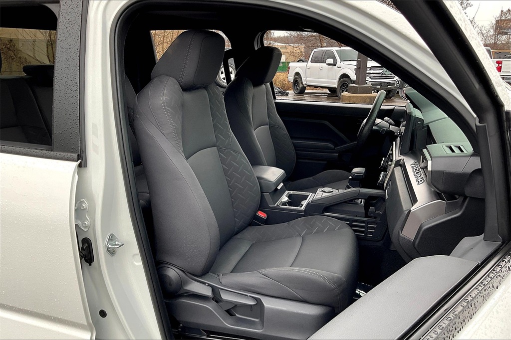 Vehicle image 27 of 32