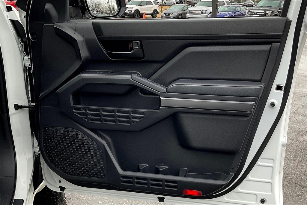 Vehicle image 26 of 32